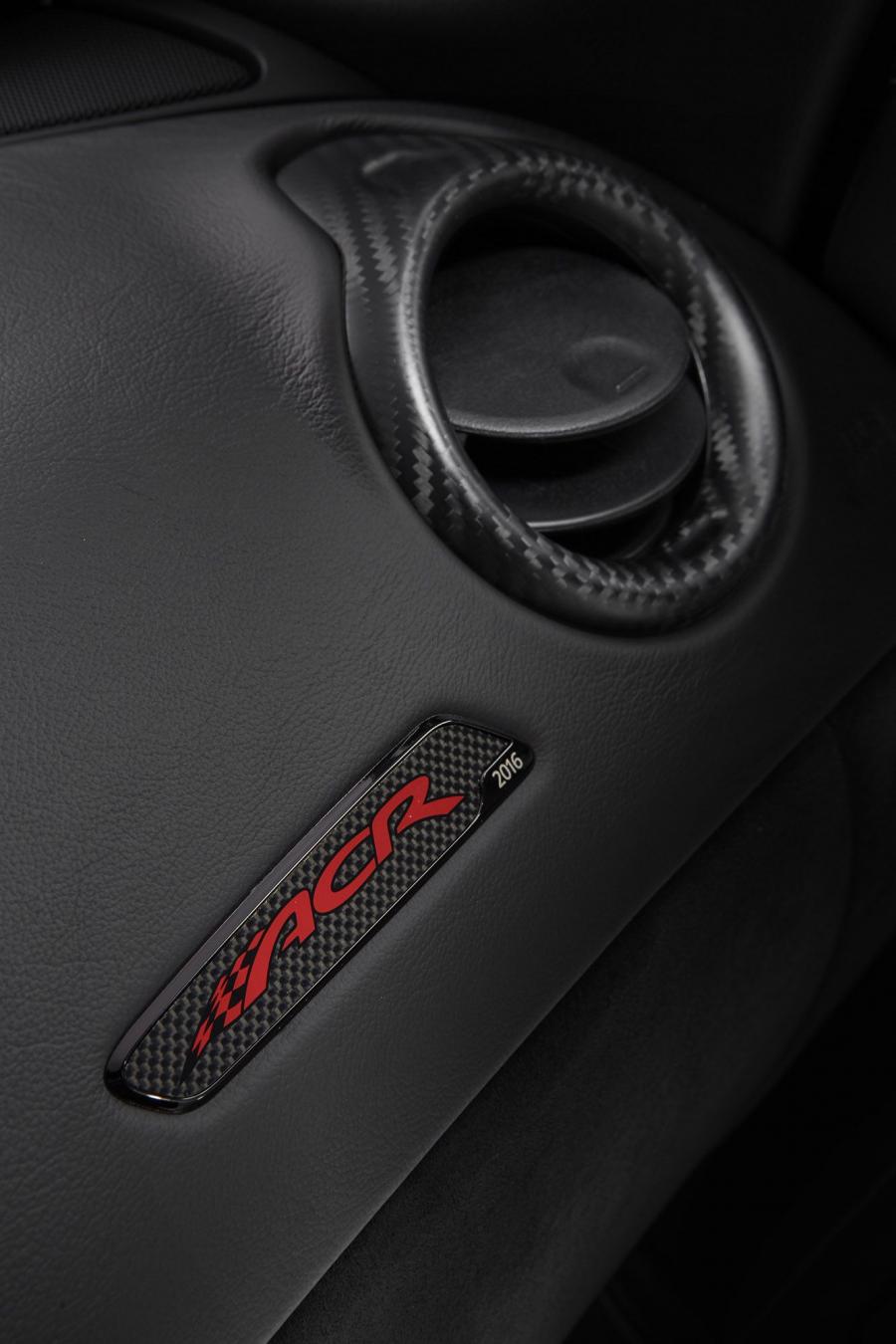 Детали интерьера Dodge Viper ACR (VX) 2015 года  (фото 82 из 91)